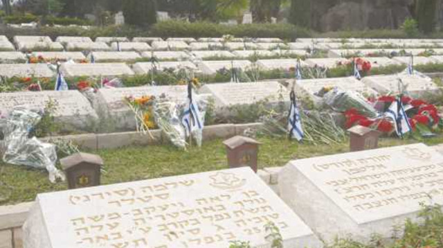 חלקה צבאית בבית העלמין נחלת יצחק (צילום: אבשלום ששוני)