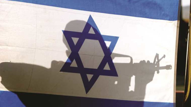 חייל צה"ל ליד דגל ישראל (צילום: מרק ישראל סלם)