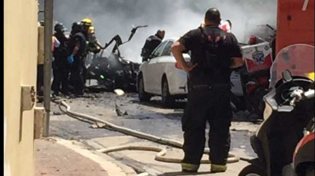 זירת הפיצוץ בגבעתיים (צילום: ישראל אלמסי)