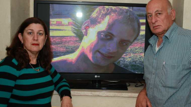 משפחת פרוילך לצד תמונתו של מתן (צילום: יקי צימרמן)