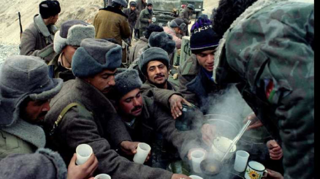 חיילים אזרים בחזית מול ארמניה בחבל נגורנו קרבאך (צילום: רויטרס)