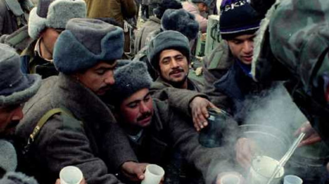 חיילים אזרים בחזית מול ארמניה בחבל נגורנו קרבאך (צילום: רויטרס)