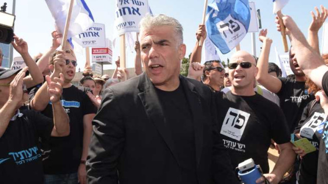 יאיר לפיד בהפגנה בת"א (צילום: דוברות "יש עתיד")