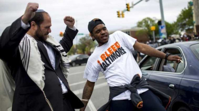 תושבי בולטימור חוגגים ברחובות (צילום: רויטרס)