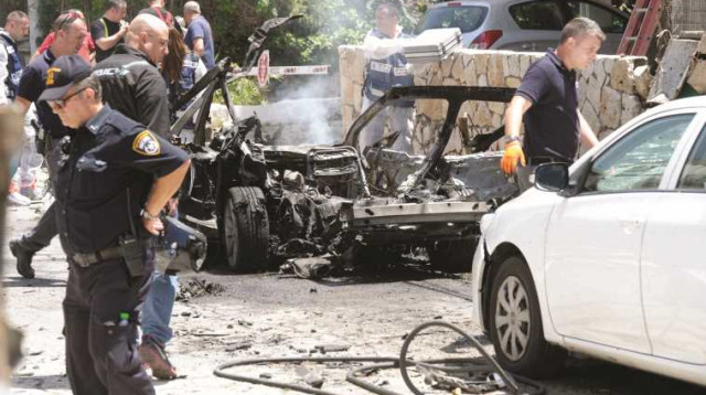 ניסיון חיסול ופיצוץ במכונית בגבעתיים (צילום: אבשלום ששוני)