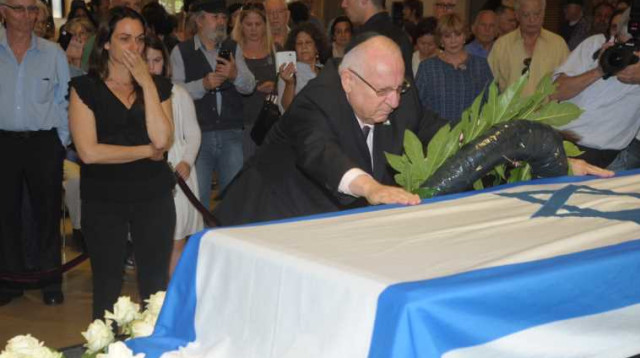 הנשיא ריבלין מול ארונו של מנשה קדישמן במוזיאון תל אביב (צילום: אבשלום ששוני)