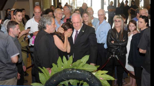 הנשיא ריבלין מנחם את בתו של קדישמן ליד ארונו (צילום: אבשלום ששוני)