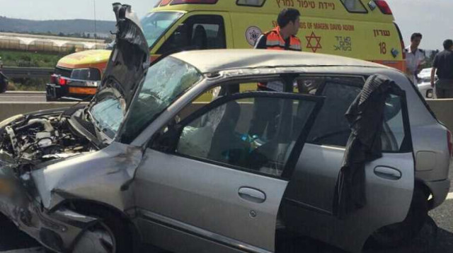 תאונה בכביש 2 (צילום: דוברות מד"א)