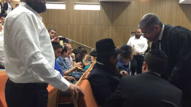 הרב פינטו בבית המשפט בהקראת גזר הדין  (צילום: אבירם זינו)