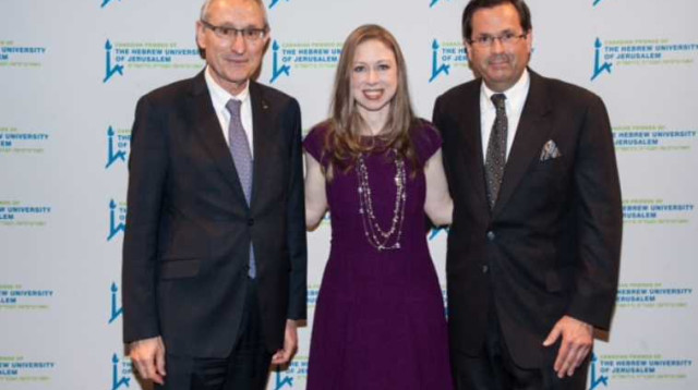 קלינטון עם עם נשיא אגודת הידידים הקנדים של האוניברסיטה העברית רנדי מאסטרס ונשיא האוניברסיטה פרופ' מנ (צילום: באדיבות האוניברסיטה העברית)