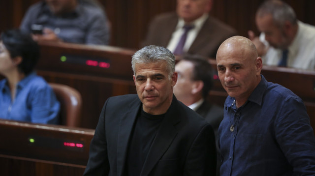 יאיר לפיד ועופר שלח בכנסת החדשה (צילום: הדס פרוש , פלאש 90)