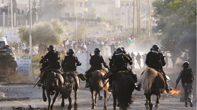 שוטרים על סוסים (צילום: פלאש 90)