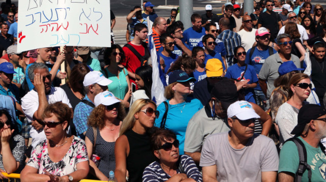 עובדי כיל מפגינים בדימונה (צילום: פלאש 90)