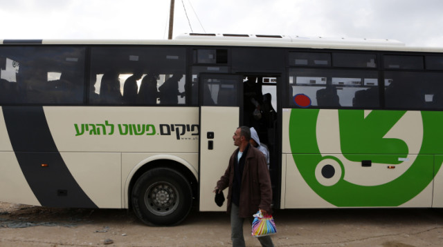 עובדים באוטובוס לפלסטינים בלבד (צילום: רויטרס)