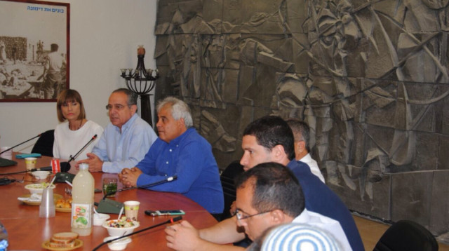 ישיבת התעשיינים עם ראש עיריית דימונה (צילום: יח״צ התאחדות התעשיינים)