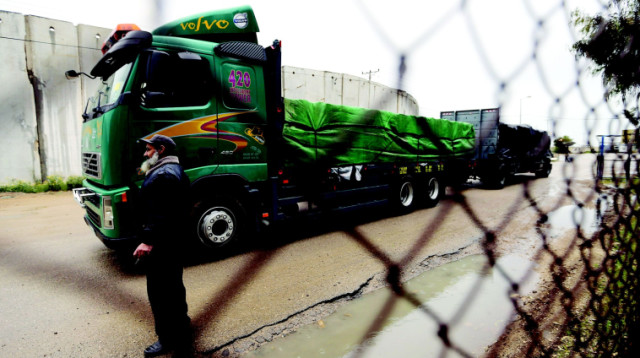 משאית פלסטינית במעבר כרם שלום (צילום: רויטרס)