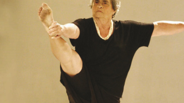 פרופ' רות בן ישראל ביצירה "גילה" (צילום: אלי פסי)