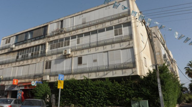 בניין המגורים בו התגורר והתאבד אריאל רוניס, הוד השרון (צילום: אבשלום ששוני)