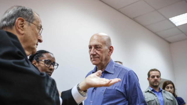 אולמרט עם עורך דינו אלי זהר בבית המשפט (צילום: נועם מוסקוביץ')