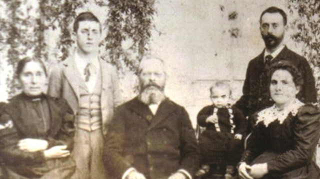 זאב אברמוביץ' ובני משפחתו (צילום: באדיבות המשפחה)