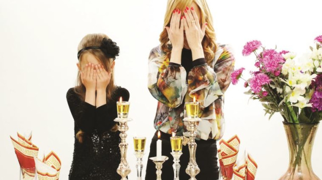 נשים מדליקות נרות שבת (צילום: מנדי הכטמן, פלאש 90)