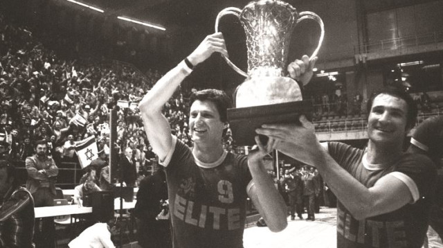 טל ברודי ומיקי ברקוביץ' מניפים את גביע אירופה  (צילום: hot 8)