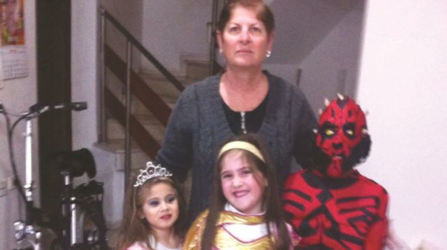 לאה גרינברג עם נכדיה (צילום: אלבום משפחתי)