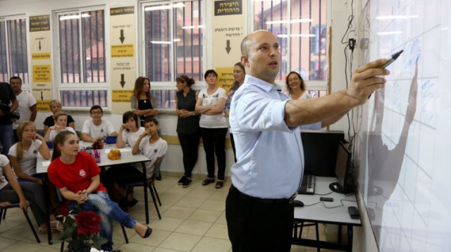 נפתלי בנט בבית ספר בפתח תקוה (צילום: ששון תירם)