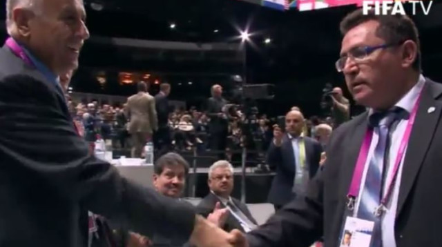 עופר עיני לוחץ יד לג'יבריל רג'וב בקונגרס פיפ"א (צילום: יוטיוב)