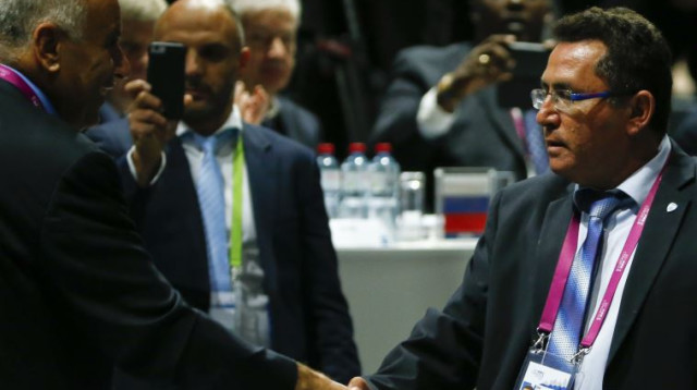 עופר עיני לוחץ יד לג'יבריל רג'וב בקונגרס פיפ"א (צילום: רויטרס)