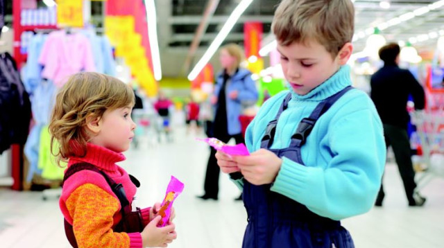 ילדים בחנות (צילום: אינגאימג)