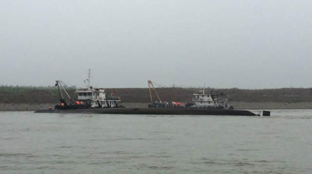 הספינה הסינית הפוכה במימי היאנגצה (צילום: רויטרס)