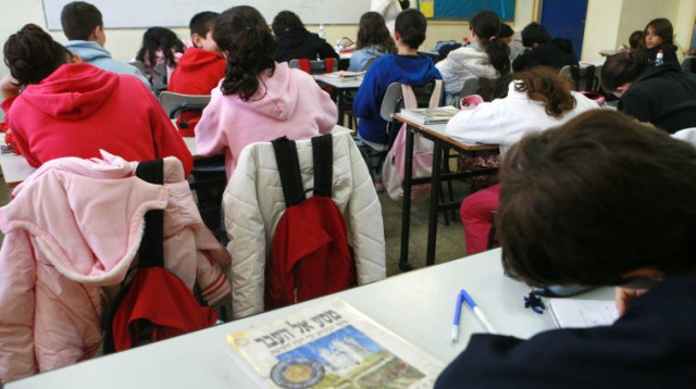 תלמידים ומורה בכיתה (צילום: מאיה לוין, פלאש 90)