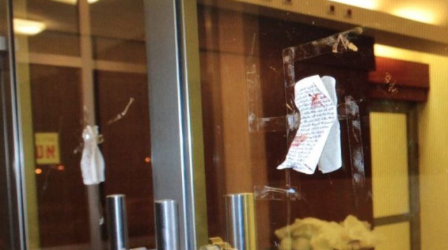 דלתות בית הכנסת שחולל (צילום: חטיבת דובר המשטרה)