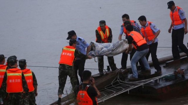 פעולות החילוץ בסין, לאחר שקיעת הספינה (צילום: רויטרס)