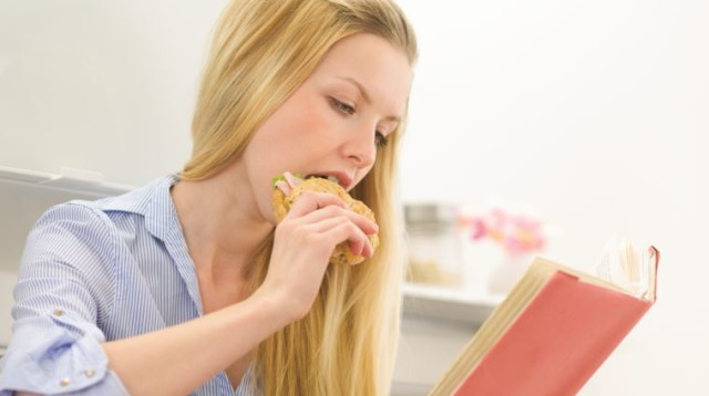 אילוסטרציה סטודנטית אוכלת ולומדת סטודנט סטודנטים אוכל מזון תזונה (צילום: ingimage/ASAP)