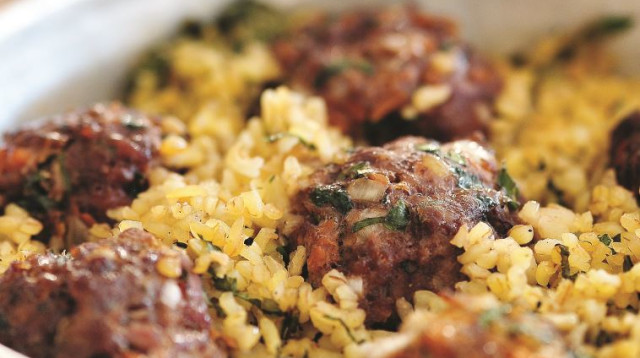 כדורי בשר ובטטה אפויים על בורגול ומנגולד (צילום: מיכל רביבו, "תאנים צלויות ועדשים כתומות")