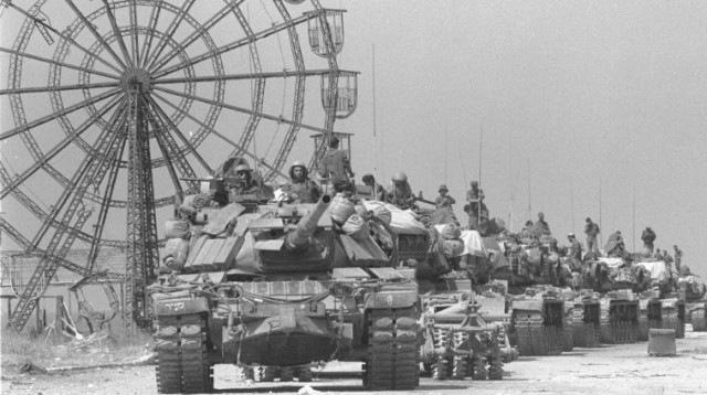 טור טנקים מסוג פטון ערוך לתנועה ליד לונה פארק בעיר הספורט  21.09.82 (צילום: צלם במחנה: מיקי צרפתי באדיבות ארכיון צה"ל במשרד הביטחון)