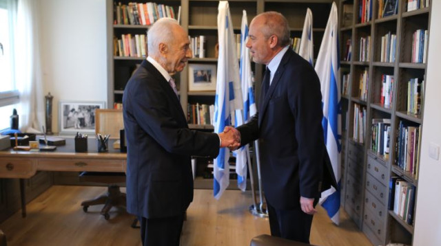 שמעון פרס עם מנכ"ל אורנג' סטפן רישאר (צילום: דניאל בר און)