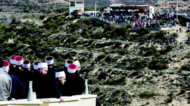 דרוזים בישראל צופים על חבריהם בסוריה (צילום: רויטרס)