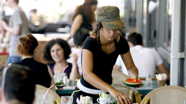 מלצרית (צילום: משה שי, פלאש 90)