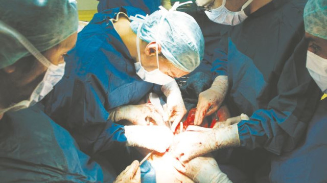 ניתוח השתלה (צילום: רויטרס)