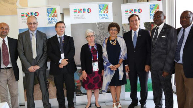 יו"ר קק"ל אפי שטנצלר (שלישי מימין) עם אורחי הביתן הישראלי (צילום: דוברות קק"ל)