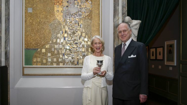 הלן מירן, רונלד לאודר והציור "האישה בזהב" מאחור (צילום: שחר עזרן, באדיבות הקונגרס היהודי העולמי)