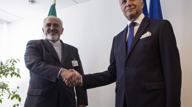 לורן פביוס ומוחמד זריף במפגש באו"ם ב-2013 (צילום: רויטרס)