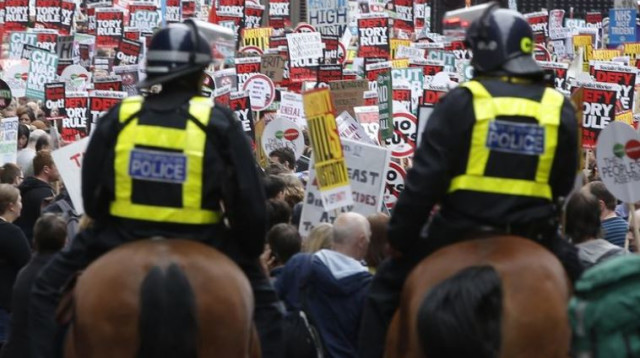 הפגנה נגד התוכנית הכלכלית של הממשלה בלונדון (צילום: רויטרס)