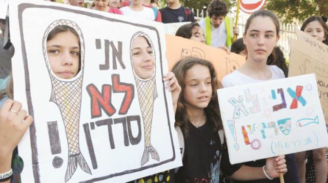 הפגנת הסרדינים בבית הספר גבריאלי בתל אביב (צילום: אבשלום ששוני)