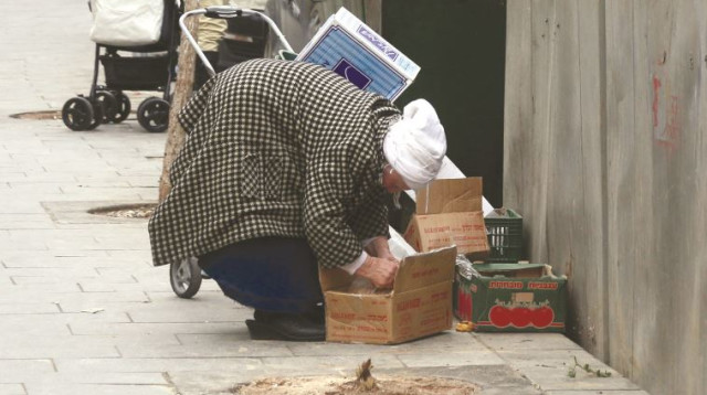 עוני בירושלים אישה עניה אוכל רעב (צילום: מרק ישראל סלם)
