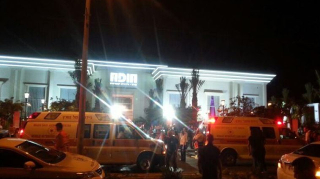 כוחות הצלה מחוץ לאולם האירועים ביבנה  (צילום: שרגא קורצוג ואיציק אביטן - סוכנות הידיעות "חדשות 24")