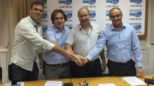 מימין: דוד מימון, אבי ניסנקורן, אבי אדרי, שרון בן יצחק.   (צילום: באדיבות דוברות ההסתדרות)